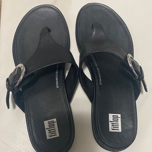 Fit flop black Gracie rubber buckle toe sandals size 7